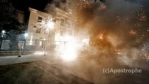 Вночі в Києві атакували посольство РФ: під стінами запалювали фаєри і салюти. ФОТОрепортаж