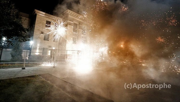 Вночі в Києві атакували посольство РФ: під стінами запалювали фаєри і салюти. ФОТОрепортаж