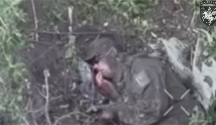 Український дрон залишив російського штурмовика без голови. ВIДЕО 18+
