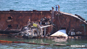 Возле Одессы из затонувшего танкера снова произошел разлив нефти в море