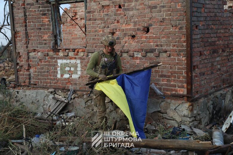 Третя ОШБр підняла прапор України у визволеній Андріївці 04