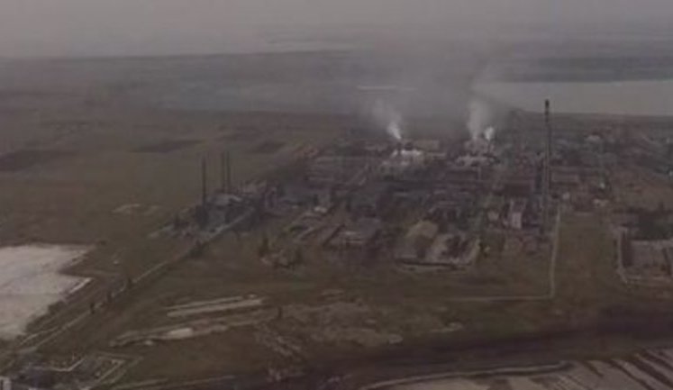 "У вас у Росії хіміків нормальних немає, щоб вони з’ясували, що це таке?! А діти? Чим вони дихають, бл#?" - мешканці окупованого Армянська про викиди на "Кримському титані". ВIДЕО