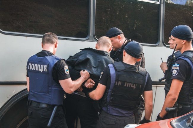У Києві захопили будівлю: поліція затримала 18 осіб 05
