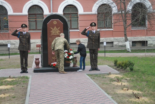 Мемориальную доску погибшему под Иловайском офицеру 28-й ОМБр Безручаку открыли в Киеве 02