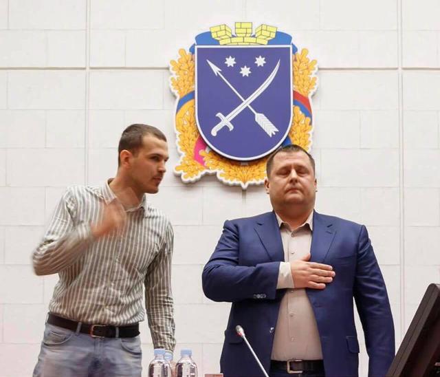 В мэрию Днепра прорывались неизвестные, ряд депутатов пытаются сорвать сессию, - СМИ 01