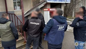 $4000 за "решение вопросов" с военным учетом: на Буковине задержан чиновник ТЦК. ФОТОРЕПОРТАЖ