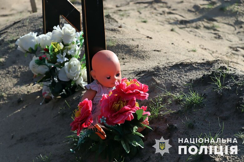 У Лимані поліція ексгумувала тіла 5 вбитих дітей 02 У Лимані поліція ексгумувала тіла 5 вбитих дітей 02