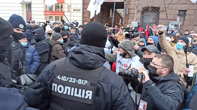 ФОПы попытались установить палатки на Майдане Незалежности: между митингующими и правоохранителями произошли стычки 32