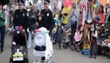 парад полиция колясок