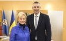 Вдова Маккейна прилетіла до Києва: вона буде спостерігачем на виборах
