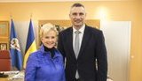 Вдова Маккейна прилетіла до Києва: вона буде спостерігачем на виборах