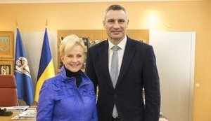 Вдова Маккейна прилетіла до Києва: вона буде спостерігачем на виборах