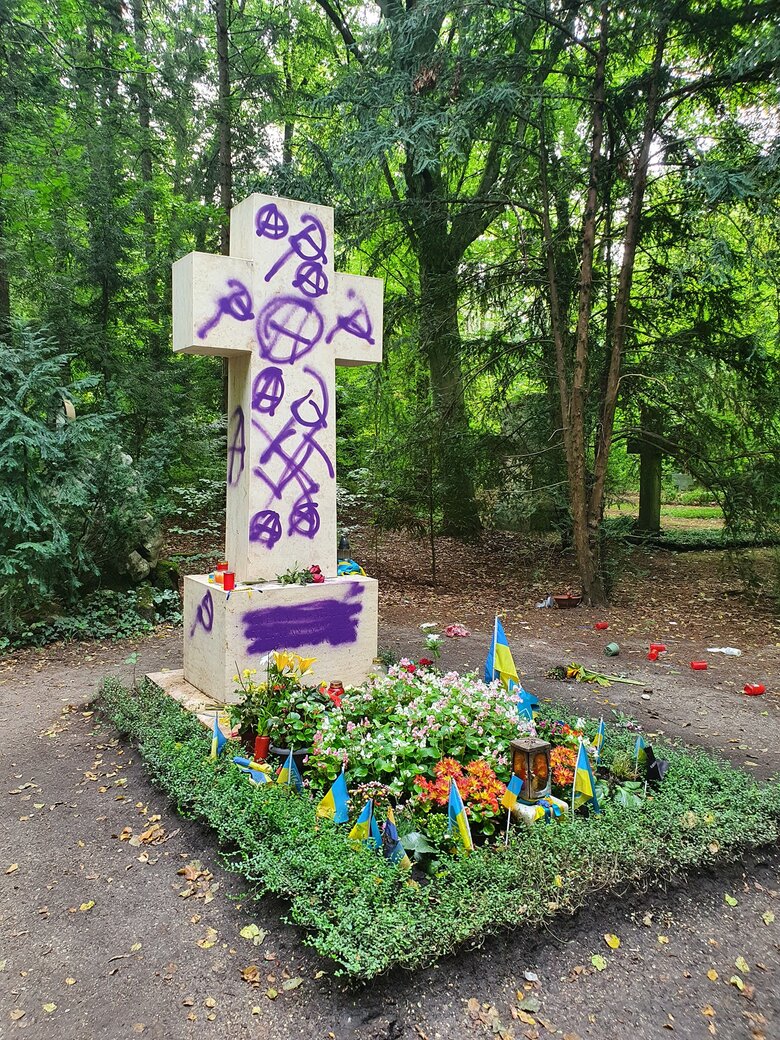 Невідомі вандали розмалювали могилу Бандери у Мюнхені 03
