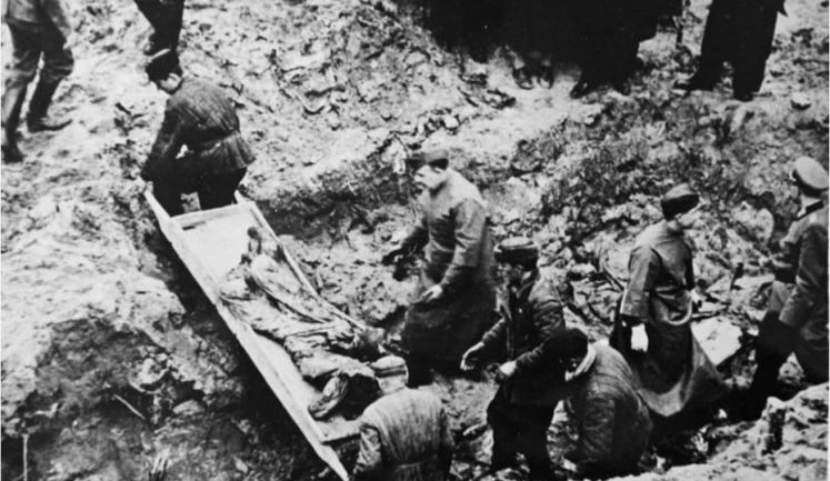 Моравецкий: Россияне убивают украинцев сейчас так, как в 1940 году убивали поляков в Катыни