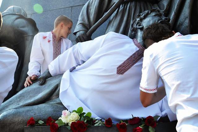 харьков свобода памятник вышиванка