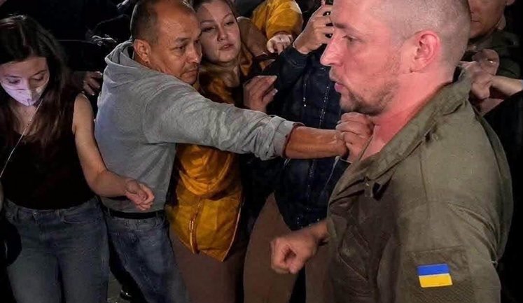 Дві черги. Одна країна