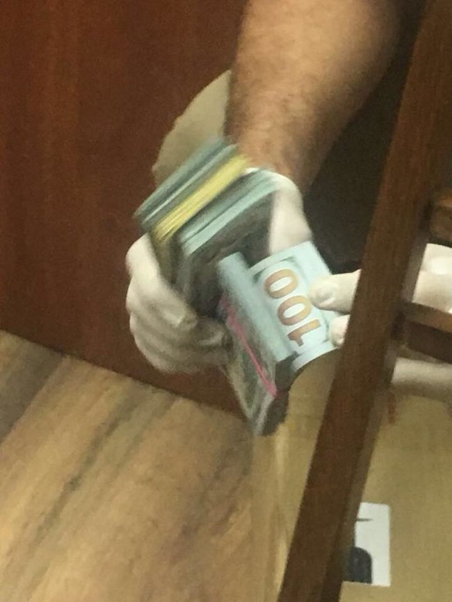 Старшого слідчого ГПУ затримано на хабарі $50 тисяч, - Луценко 02