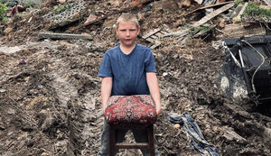 Підрив Каховської ГЕС: Хлопчик стоїть на місці, де до потопу був його будинок. ВІДЕО+ФОТОрепортаж