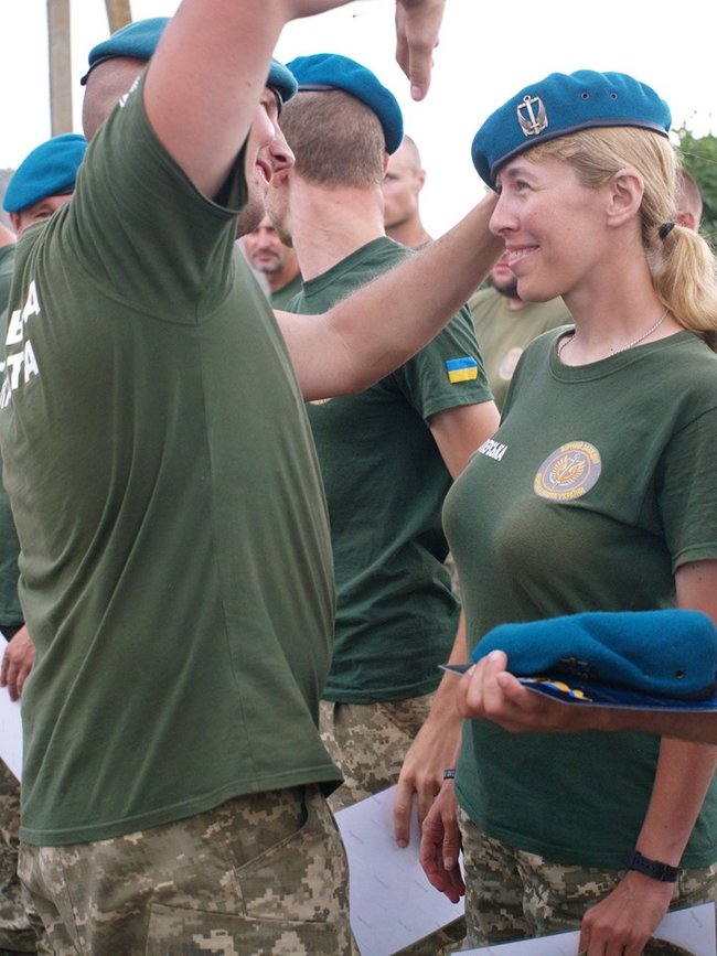 Військовослужбовиця Олена Білозерська отримала блакитний берет морського піхотинця після складання іспиту - проходження багатокілометрової смуги перешкод 01