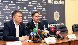 МВС буде політично нейтральним щодо обох кандидатів, які вийшли до другого туру, - радник глави МВС Варченко. ФОТО