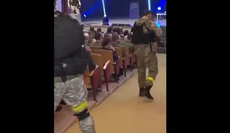 На спектакле в России актеры в форме ВСУ "расстреливали" зрителей. ВИДЕО