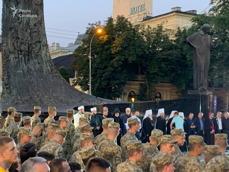 У Львові зібралися тисячі людей зустрічати героїв оборони Азовсталі, які разом із Зеленським прибули до міста 04