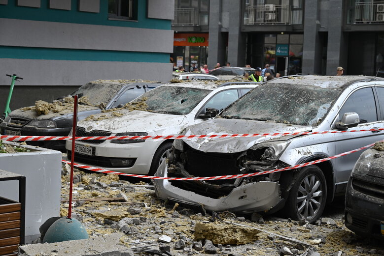 Последствия падения обломков вражеской ракеты на многоэтажку в Соломенском районе Киева 45