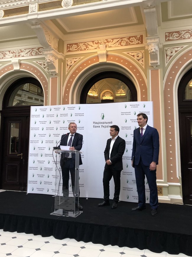 Зеленский и Гончарук посетили Нацбанк, обсудили вопросы финансово-экономического развития, - Смолий 02