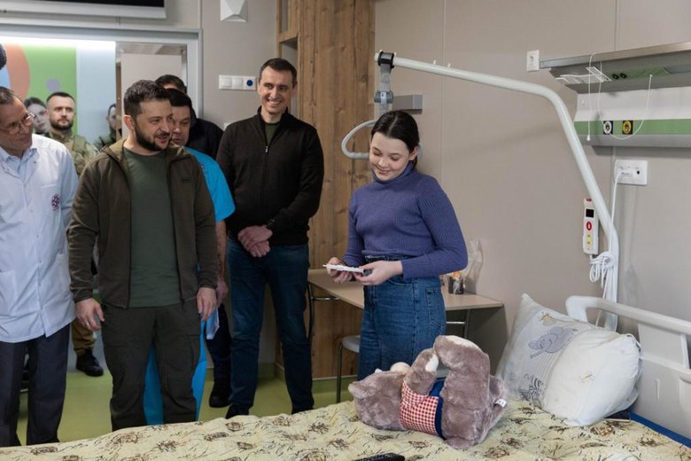 Zelensky talked to two orphans from Mariupol 03