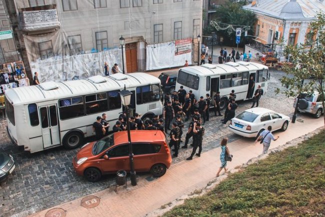 У Києві захопили будівлю: поліція затримала 18 осіб 03