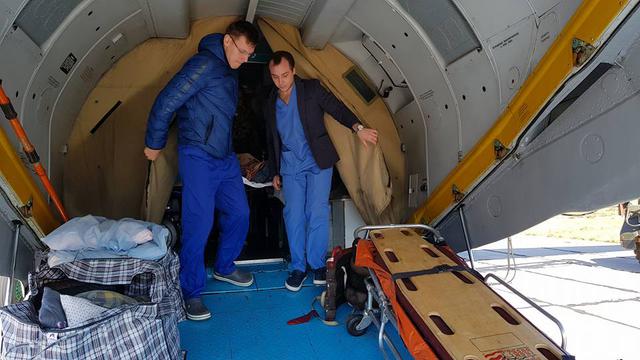 Десятьох поранених військовослужбовців доставили літаком до Одеси, пятеро з них у важкому стані 01