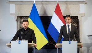 "Это пи*дец": переводчик Зеленского забыл выключить микрофон после пресс-конференции в Нидерландах