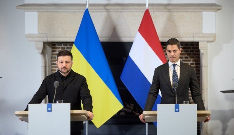 "Это пи*дец": переводчик Зеленского забыл выключить микрофон после пресс-конференции в Нидерландах