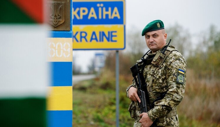 Денисенко призвал запретить мужчинам выезд за границу на 3 года после войны. В МВД говорят, что это не позиция министерства, он не советник министра