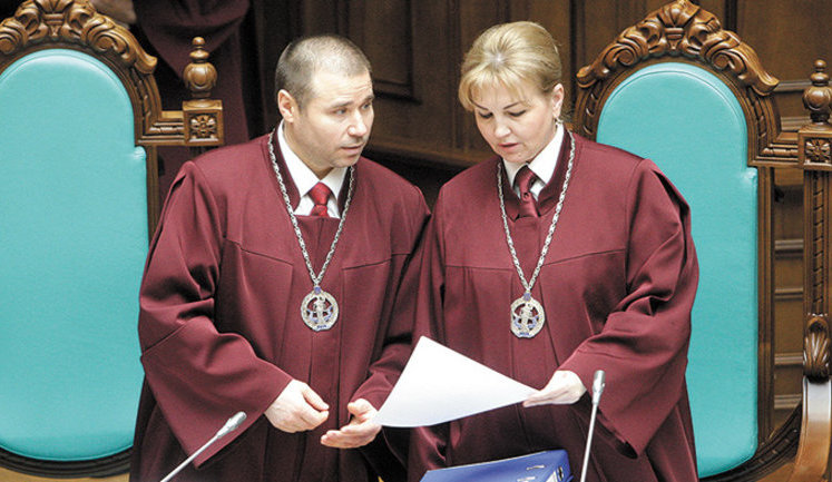 Що відомо про майно та зв'язки суддів Конституційного суду