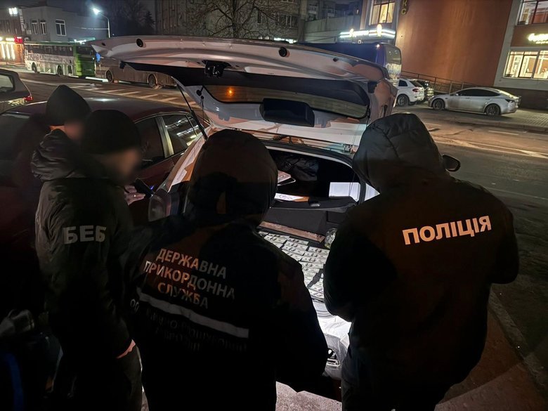 До суду скерували справу чоловіка, який продавав авто, ввезені під виглядом гуманітарної допомоги для ЗСУ