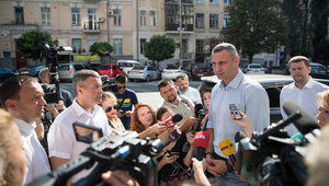 Кличко перевірив як відремонтували пошкоджену після негоди проїжджу частину вулиці Антоновича