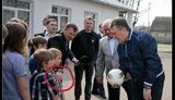 Кадр дня: Януковича охраняют от детей. ФОТО