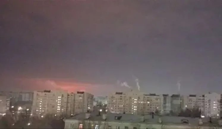 У Саратові та Енгельсі РФ пролунало до 20 вибухів за пів години під час атаки дронів. ВIДЕО