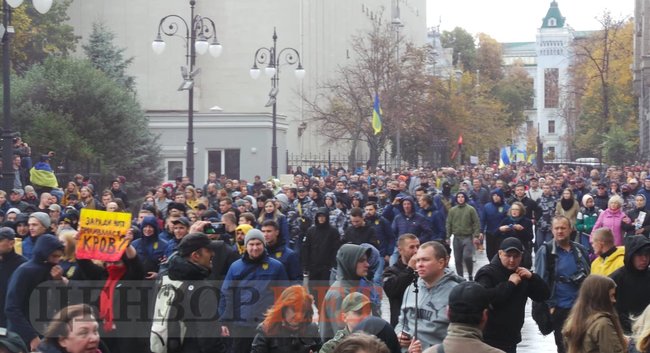 Учасники віче проти капітуляції прийшли під Офіс Президента 08