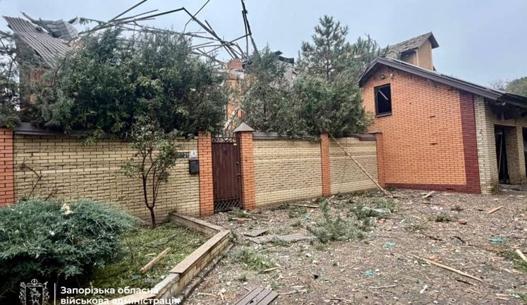 РФ атаковала жилой дом в Запорожье: есть раненая. За сутки почти 700 ударов по области. ФОТО