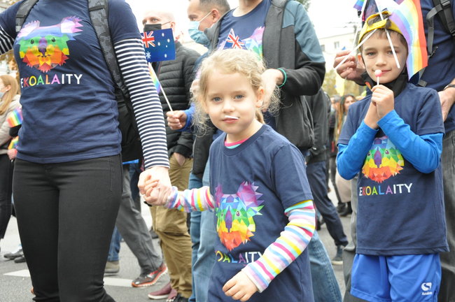 Руху ЛГБТ-маршу намагалася перешкодити жінка, яка лягла на асфальт і кричала про перетворення хлопчиків на геїв 16