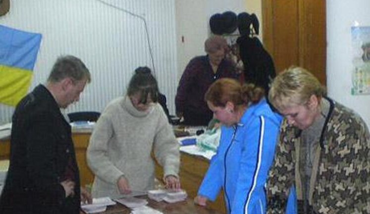 В Крыму из-за исчезающих чернил до сих пор не могут подсчитать голоса. ФОТОрепортаж.