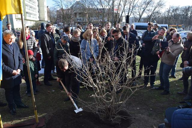 Vasyl Stus Park opened in Warsaw 07