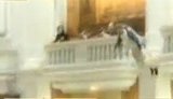 В зале заседаний парламента с балкона выбросился журналист. ВИДЕО.
