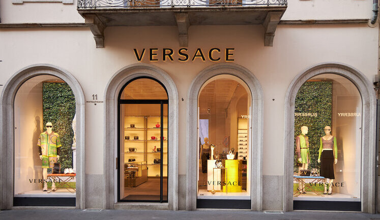 Модний дім Versace виставили на продаж. Вартість угоди може перевищити $2 мільярди