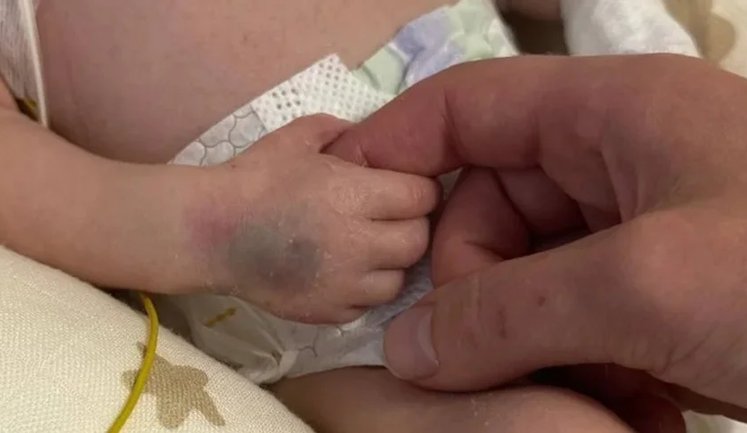 Син породіллі Тетяни Сакіян, загиблої від російського удару у Києві, вважається сиротою. Батько доводить, що це його дитина