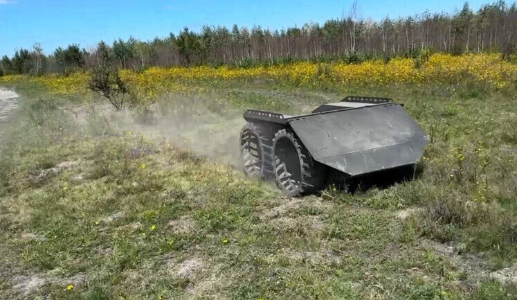 Наземный дрон 13 бригады НГУ "Хартия" Змей-500 эвакуировал раненого бойца. ВИДЕО