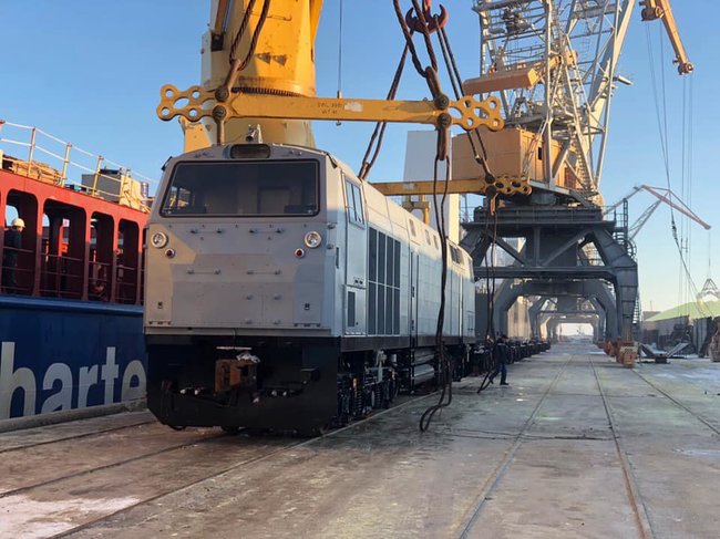 Пять нових локомотивів General Electric прибули в Україну 01
