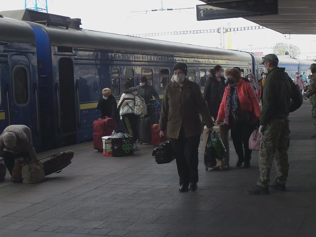 Спецпоїзд Москва-Київ привіз українців на Батьківщину 17